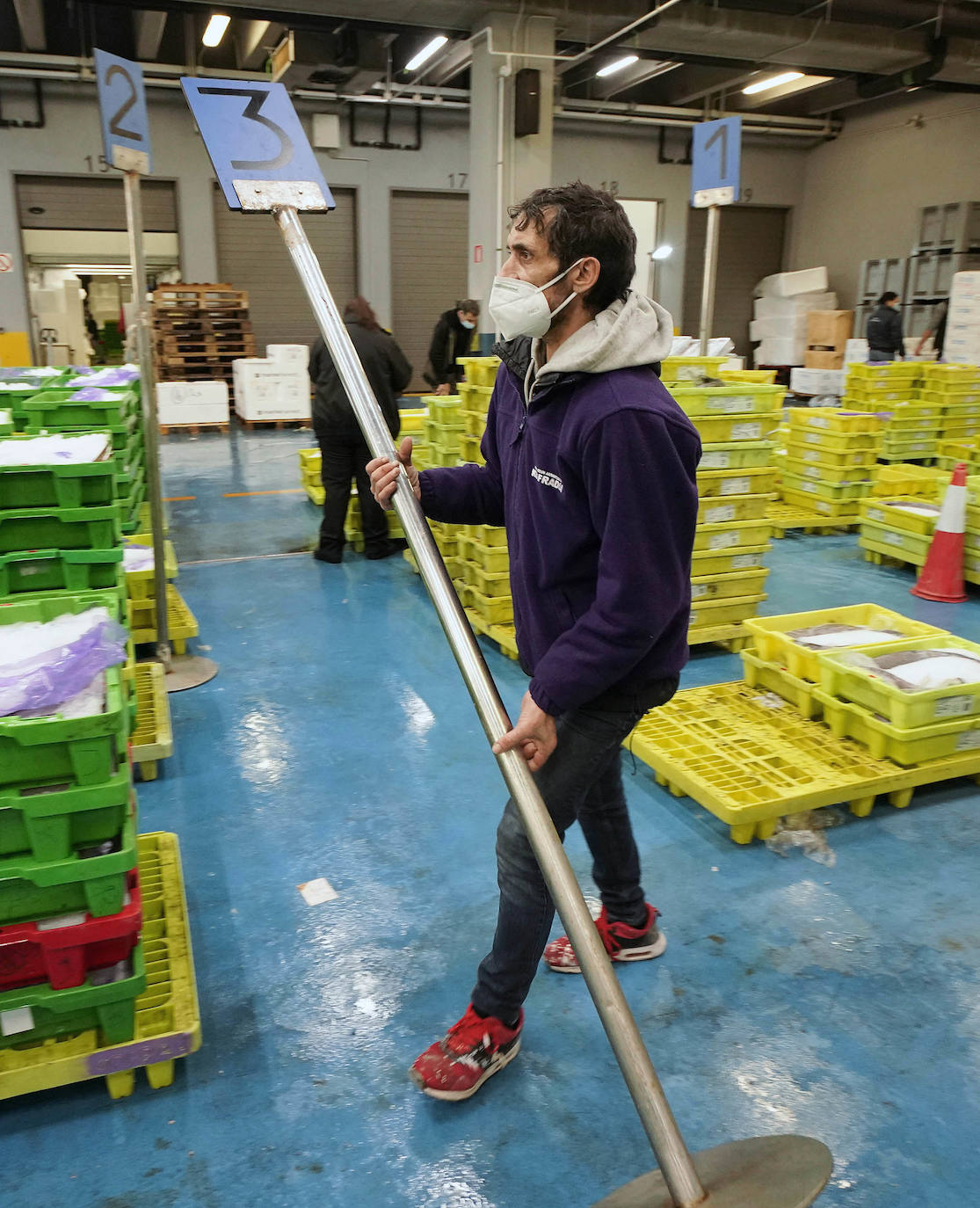 La lonja de Pasaia confirma que la Navidad será distinta, al detectarse en los encargos que las celebraciones van a ser de menos personas. Armadores, vendedores, mayoristas y minoristas trabajan estos días sin descanso para que ninguna familia o establecimiento hostelero se quede estas Navidades sin pescado fresco.