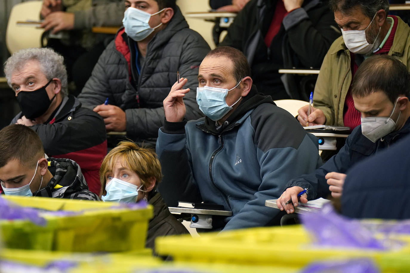 La lonja de Pasaia confirma que la Navidad será distinta, al detectarse en los encargos que las celebraciones van a ser de menos personas. Armadores, vendedores, mayoristas y minoristas trabajan estos días sin descanso para que ninguna familia o establecimiento hostelero se quede estas Navidades sin pescado fresco.