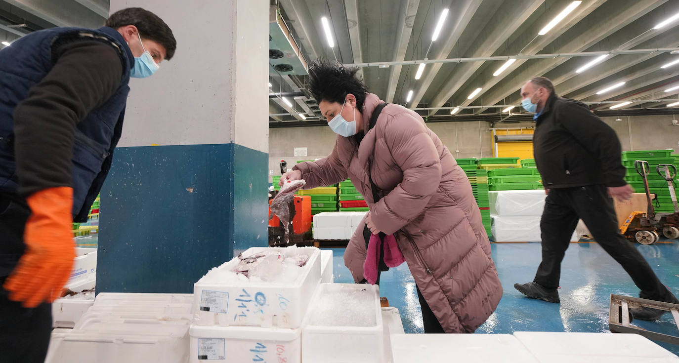 La lonja de Pasaia confirma que la Navidad será distinta, al detectarse en los encargos que las celebraciones van a ser de menos personas. Armadores, vendedores, mayoristas y minoristas trabajan estos días sin descanso para que ninguna familia o establecimiento hostelero se quede estas Navidades sin pescado fresco.