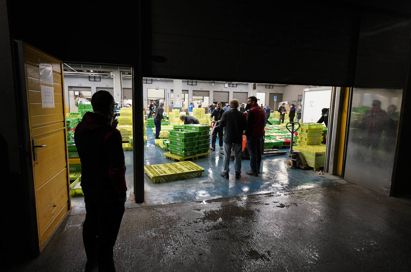 La lonja de Pasaia confirma que la Navidad será distinta, al detectarse en los encargos que las celebraciones van a ser de menos personas. Armadores, vendedores, mayoristas y minoristas trabajan estos días sin descanso para que ninguna familia o establecimiento hostelero se quede estas Navidades sin pescado fresco.