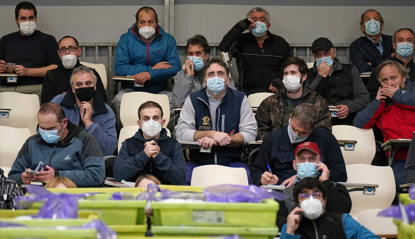 La lonja de Pasaia confirma que la Navidad será distinta, al detectarse en los encargos que las celebraciones van a ser de menos personas. Armadores, vendedores, mayoristas y minoristas trabajan estos días sin descanso para que ninguna familia o establecimiento hostelero se quede estas Navidades sin pescado fresco.