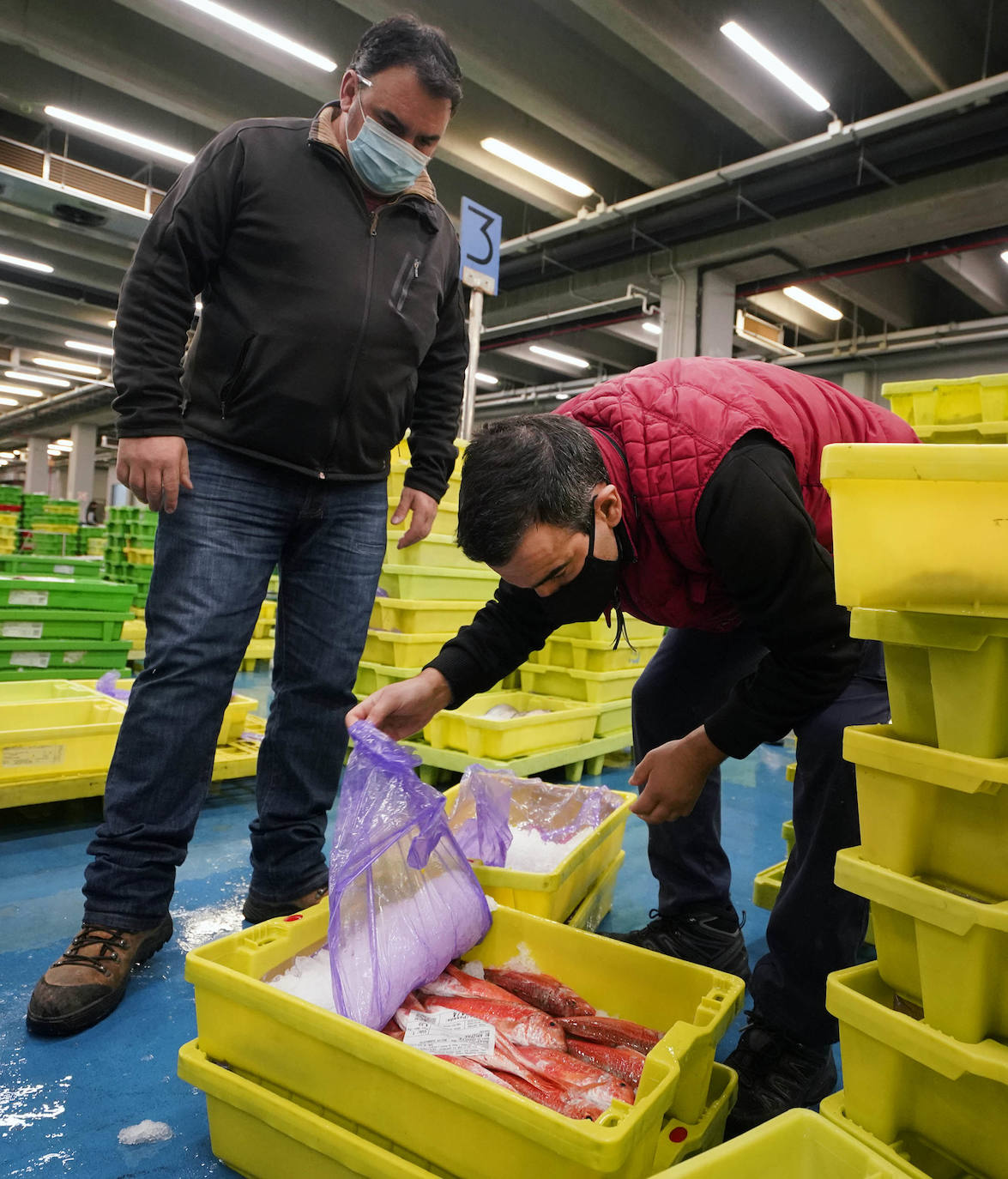 La lonja de Pasaia confirma que la Navidad será distinta, al detectarse en los encargos que las celebraciones van a ser de menos personas. Armadores, vendedores, mayoristas y minoristas trabajan estos días sin descanso para que ninguna familia o establecimiento hostelero se quede estas Navidades sin pescado fresco.