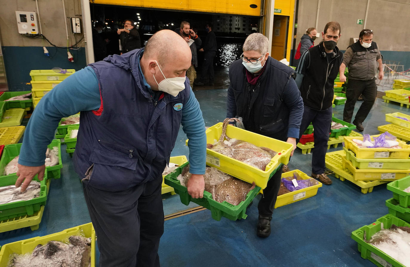 La lonja de Pasaia confirma que la Navidad será distinta, al detectarse en los encargos que las celebraciones van a ser de menos personas. Armadores, vendedores, mayoristas y minoristas trabajan estos días sin descanso para que ninguna familia o establecimiento hostelero se quede estas Navidades sin pescado fresco.
