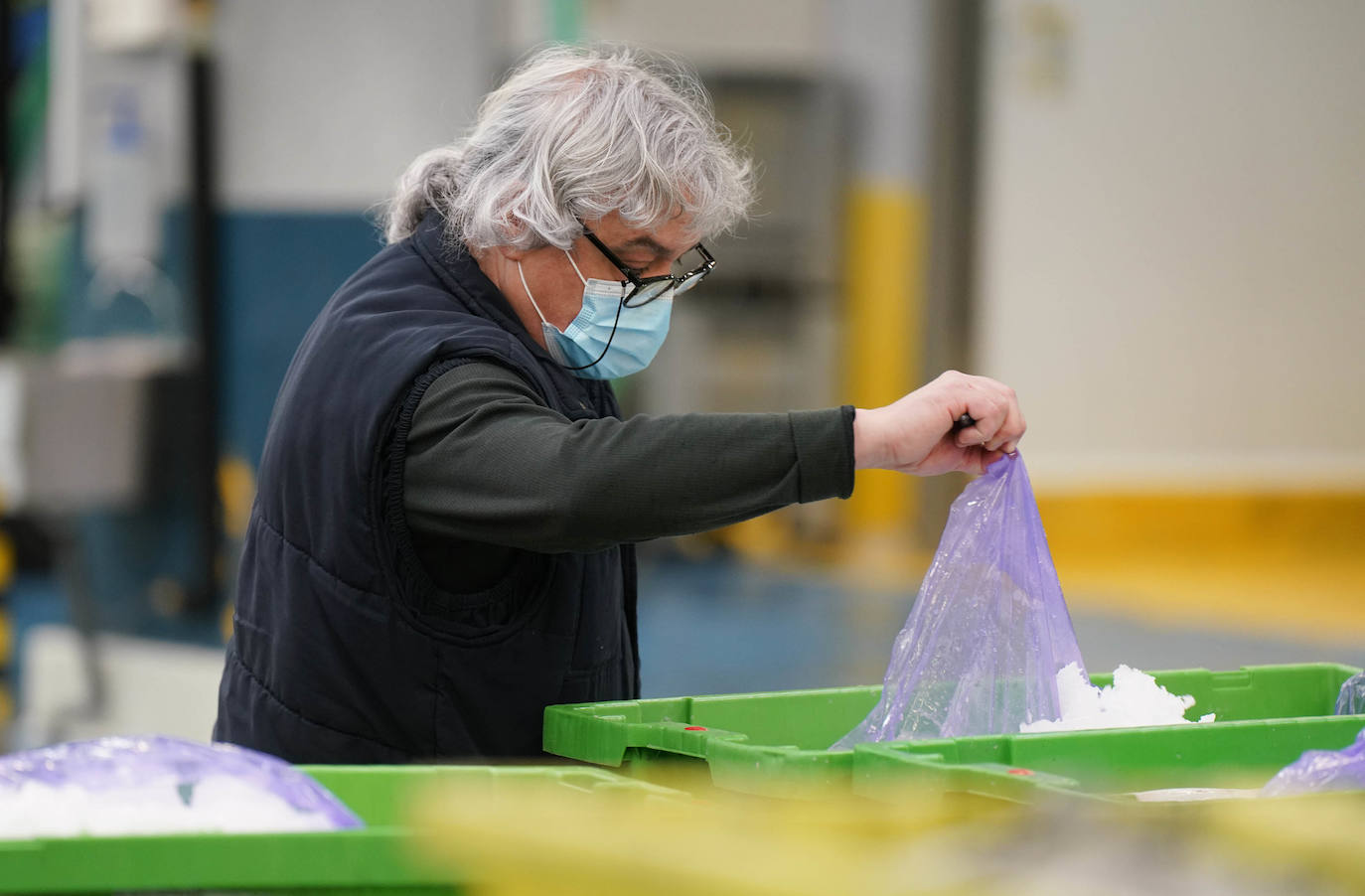 La lonja de Pasaia confirma que la Navidad será distinta, al detectarse en los encargos que las celebraciones van a ser de menos personas. Armadores, vendedores, mayoristas y minoristas trabajan estos días sin descanso para que ninguna familia o establecimiento hostelero se quede estas Navidades sin pescado fresco.