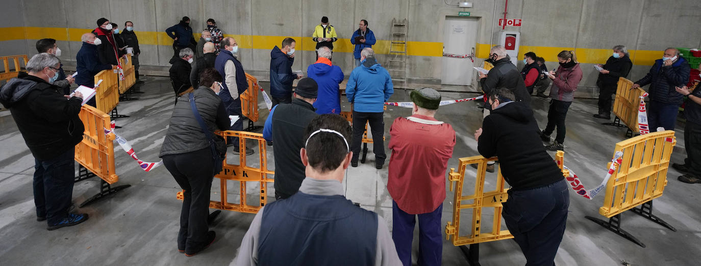 La lonja de Pasaia confirma que la Navidad será distinta, al detectarse en los encargos que las celebraciones van a ser de menos personas. Armadores, vendedores, mayoristas y minoristas trabajan estos días sin descanso para que ninguna familia o establecimiento hostelero se quede estas Navidades sin pescado fresco.