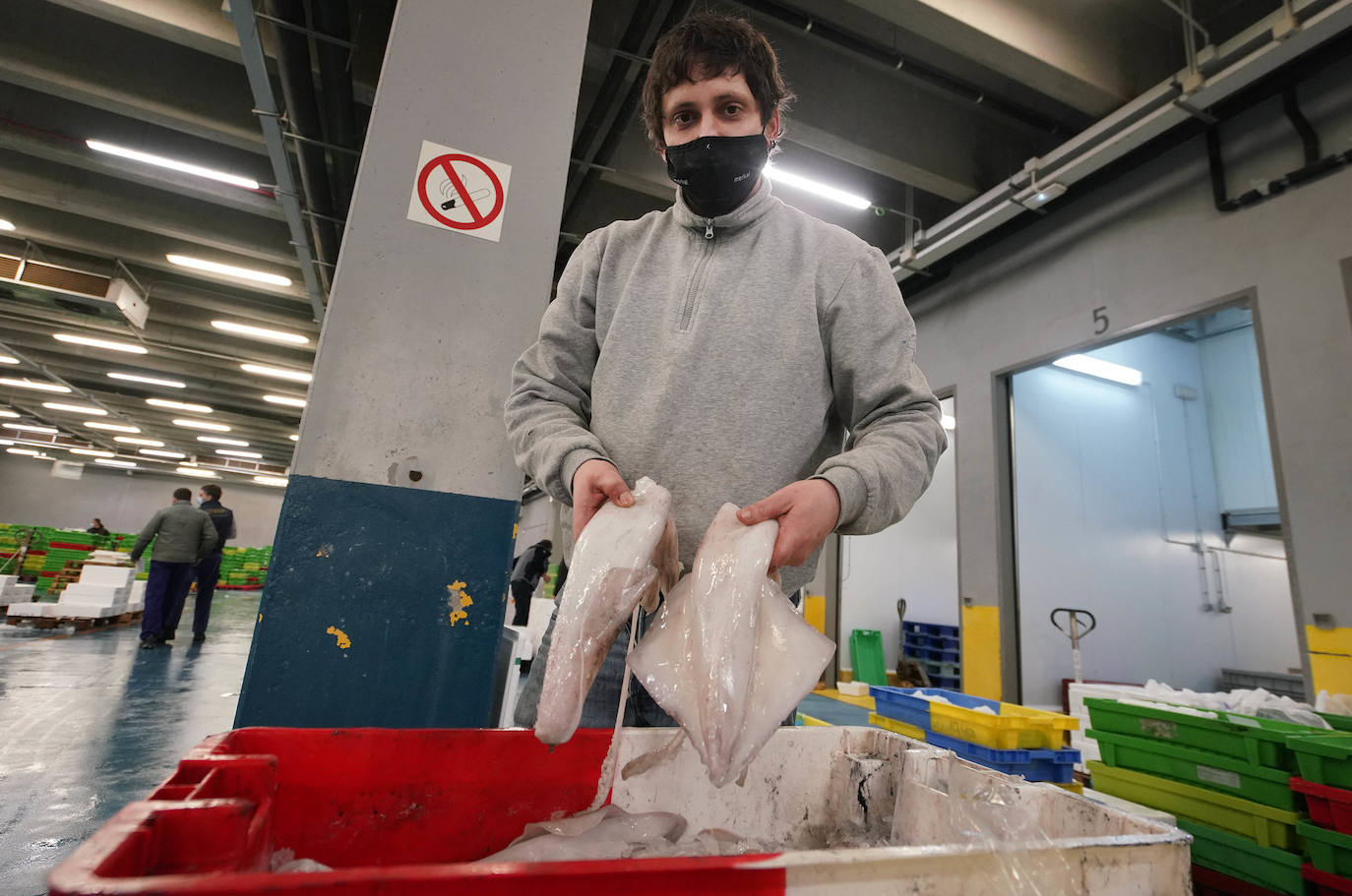 La lonja de Pasaia confirma que la Navidad será distinta, al detectarse en los encargos que las celebraciones van a ser de menos personas. Armadores, vendedores, mayoristas y minoristas trabajan estos días sin descanso para que ninguna familia o establecimiento hostelero se quede estas Navidades sin pescado fresco.