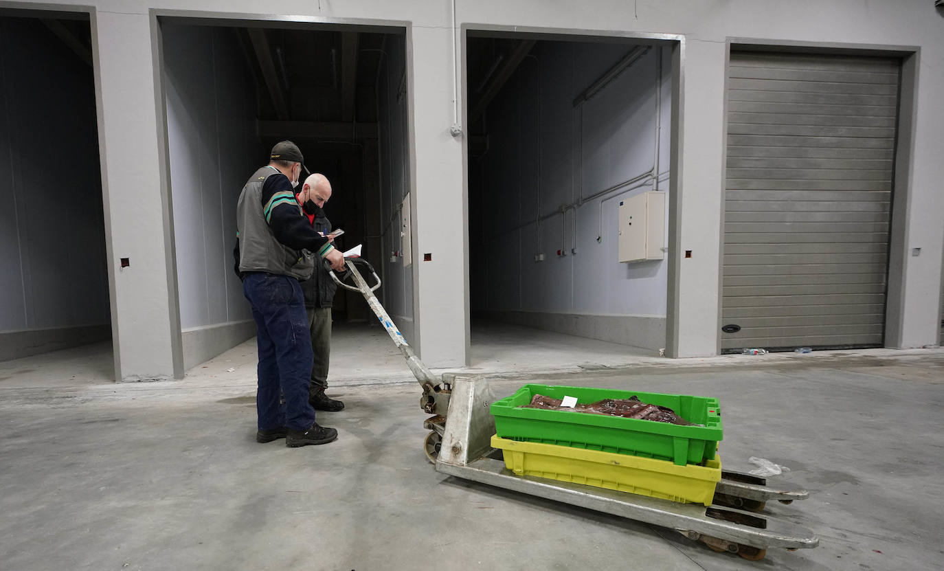 La lonja de Pasaia confirma que la Navidad será distinta, al detectarse en los encargos que las celebraciones van a ser de menos personas. Armadores, vendedores, mayoristas y minoristas trabajan estos días sin descanso para que ninguna familia o establecimiento hostelero se quede estas Navidades sin pescado fresco.