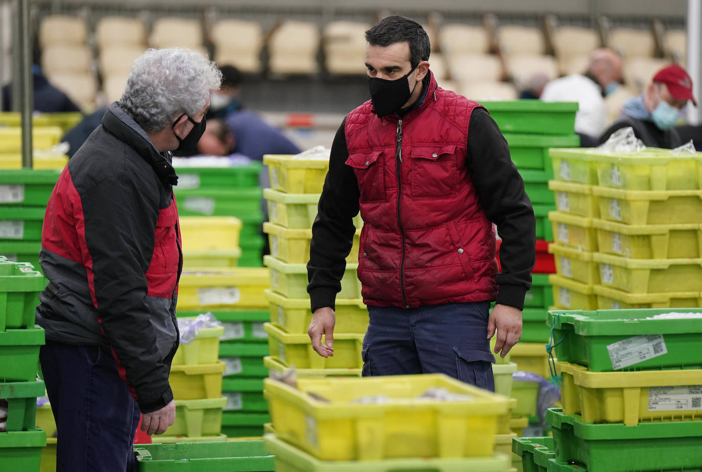 La lonja de Pasaia confirma que la Navidad será distinta, al detectarse en los encargos que las celebraciones van a ser de menos personas. Armadores, vendedores, mayoristas y minoristas trabajan estos días sin descanso para que ninguna familia o establecimiento hostelero se quede estas Navidades sin pescado fresco.