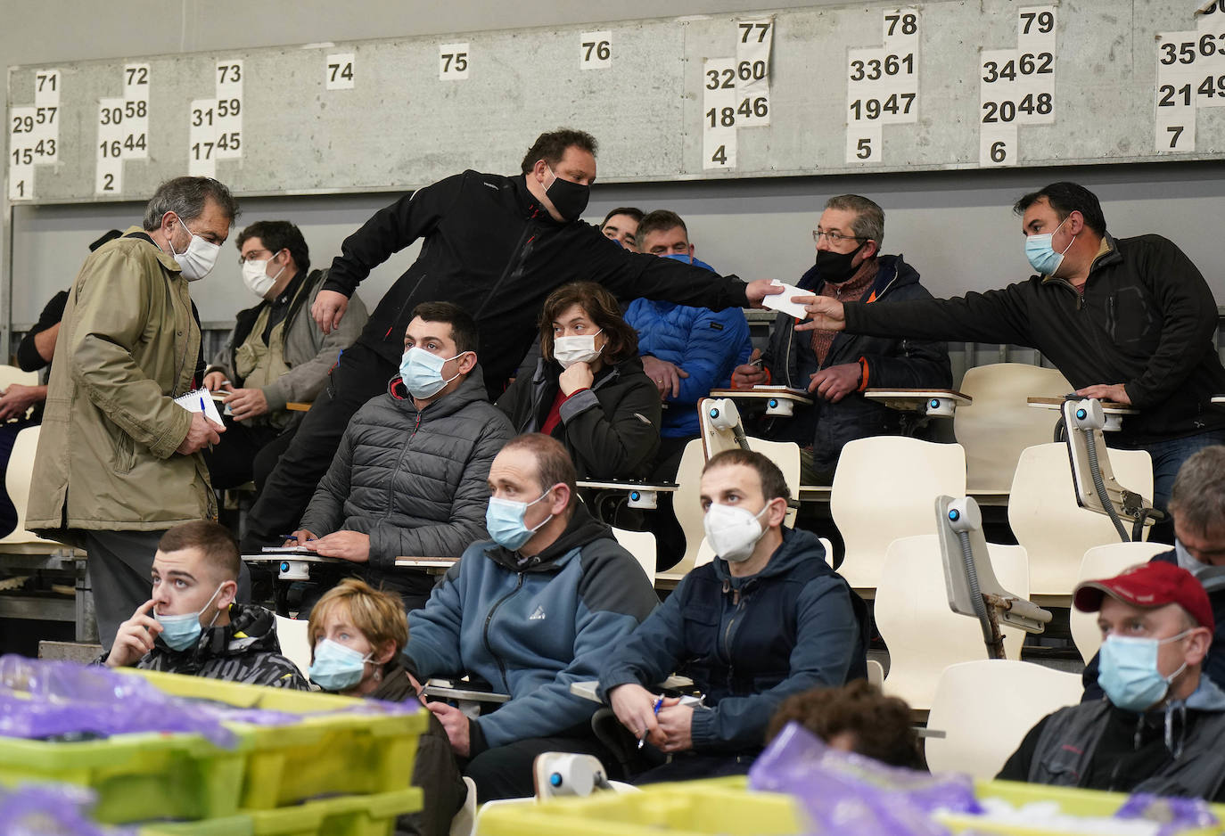 La lonja de Pasaia confirma que la Navidad será distinta, al detectarse en los encargos que las celebraciones van a ser de menos personas. Armadores, vendedores, mayoristas y minoristas trabajan estos días sin descanso para que ninguna familia o establecimiento hostelero se quede estas Navidades sin pescado fresco.