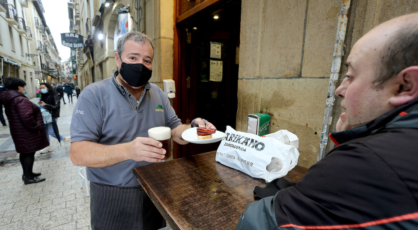 La fiesta de Santo Tomás de 2020 pasará a la historia de San Sebastián como una de las más desangeladas por culpa de la pandemia del coronavirus. La falta de puestos de txistorra, mercados típicos de esta fecha y demás eventos, sin olvidar la ausencia de la tradicional cerda en la Plaza de La Constitución, han provocado un inédito y desangelado escenario en las calles donostiarras. Las duras restricciones a la hostelería también han enfriado el ambiente festivo en todos los barrios de la ciudad. Y eso que el tiempo ha acompañado. El sol y una agradable temperatura han sido insuficientes para calentar el ánimo festivo de los donostiarras.