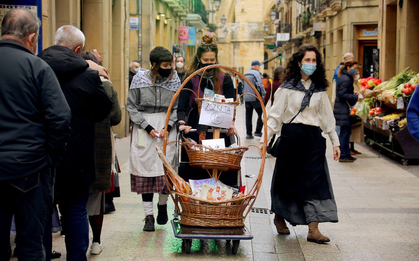 La fiesta de Santo Tomás de 2020 pasará a la historia de San Sebastián como una de las más desangeladas por culpa de la pandemia del coronavirus. La falta de puestos de txistorra, mercados típicos de esta fecha y demás eventos, sin olvidar la ausencia de la tradicional cerda en la Plaza de La Constitución, han provocado un inédito y desangelado escenario en las calles donostiarras. Las duras restricciones a la hostelería también han enfriado el ambiente festivo en todos los barrios de la ciudad. Y eso que el tiempo ha acompañado. El sol y una agradable temperatura han sido insuficientes para calentar el ánimo festivo de los donostiarras.