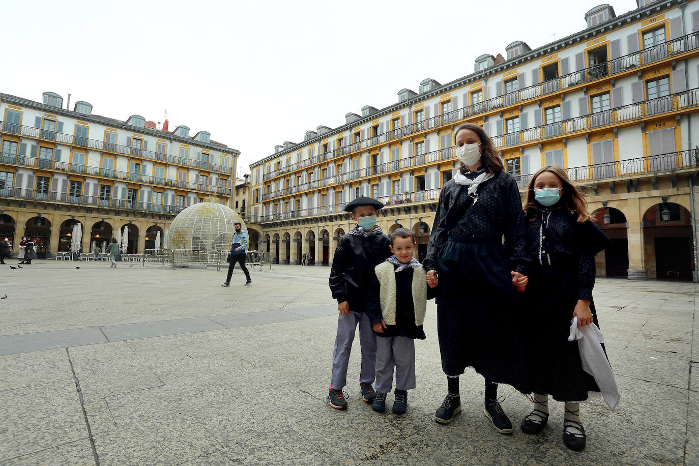 La fiesta de Santo Tomás de 2020 pasará a la historia de San Sebastián como una de las más desangeladas por culpa de la pandemia del coronavirus. La falta de puestos de txistorra, mercados típicos de esta fecha y demás eventos, sin olvidar la ausencia de la tradicional cerda en la Plaza de La Constitución, han provocado un inédito y desangelado escenario en las calles donostiarras. Las duras restricciones a la hostelería también han enfriado el ambiente festivo en todos los barrios de la ciudad. Y eso que el tiempo ha acompañado. El sol y una agradable temperatura han sido insuficientes para calentar el ánimo festivo de los donostiarras.