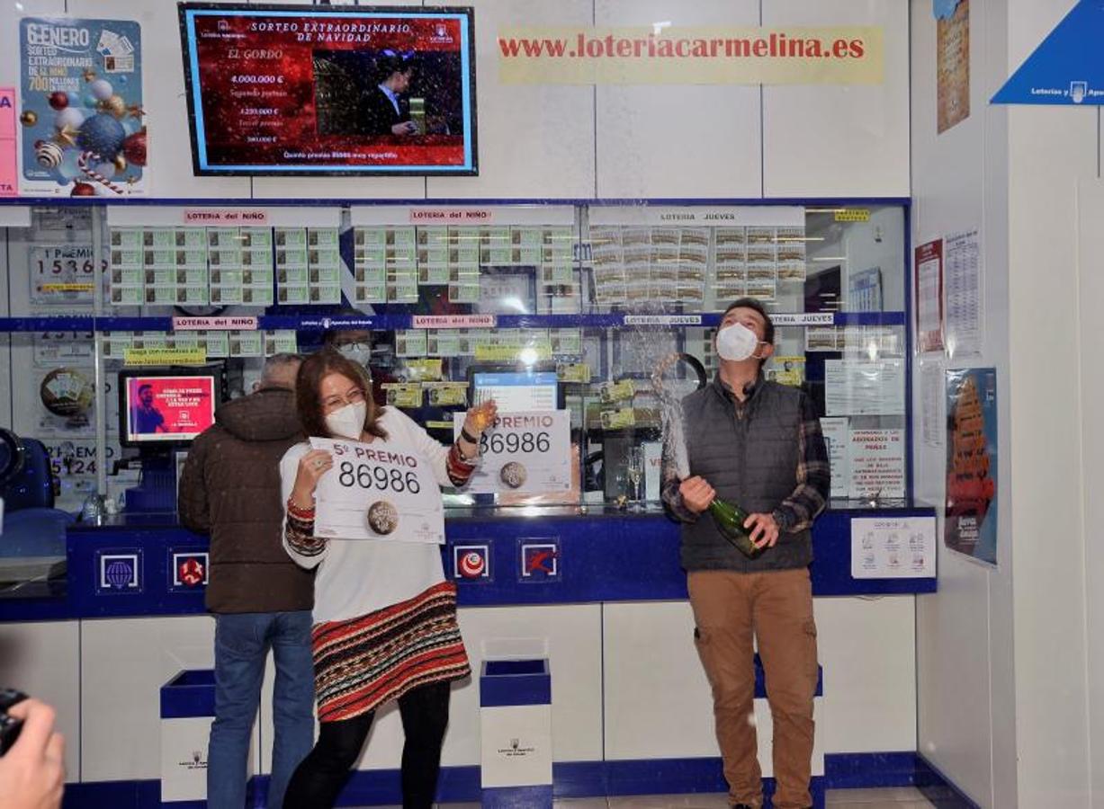 Los trabajadores de la administración número 20 de Albacete celebran uno de los quintos premios.