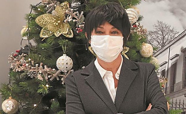 Maddalen Iriarte, posa ante al árbol de Navidad de la Cámara vasca.
