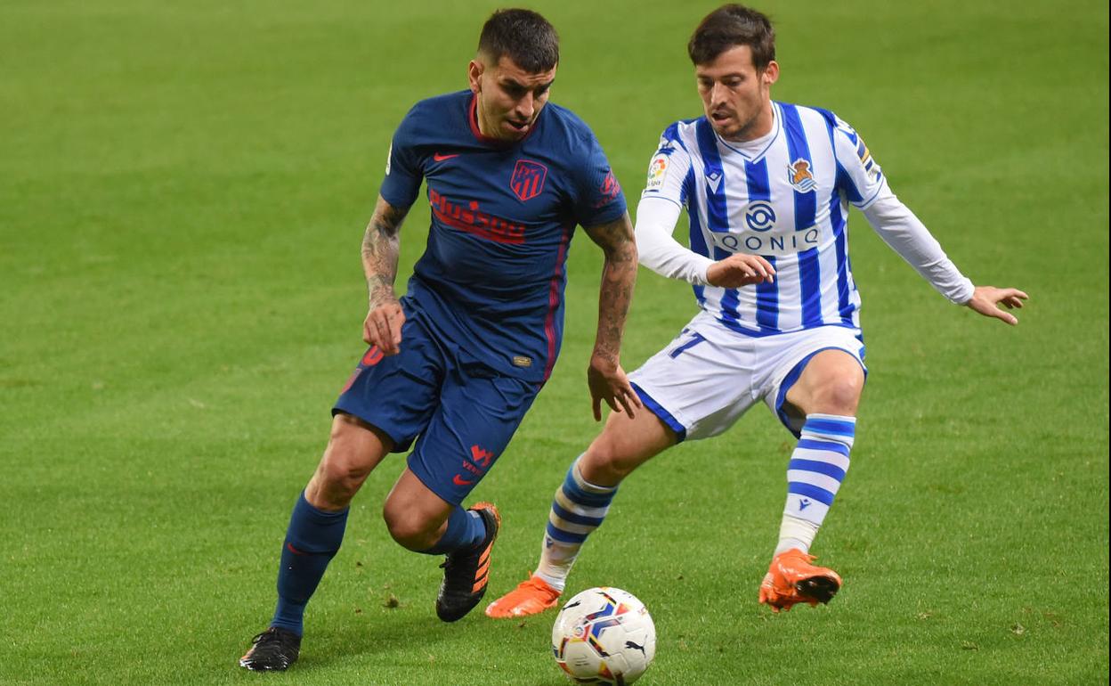 David Silva pugna por un balón con Correa, anoche en el Reale Arena.