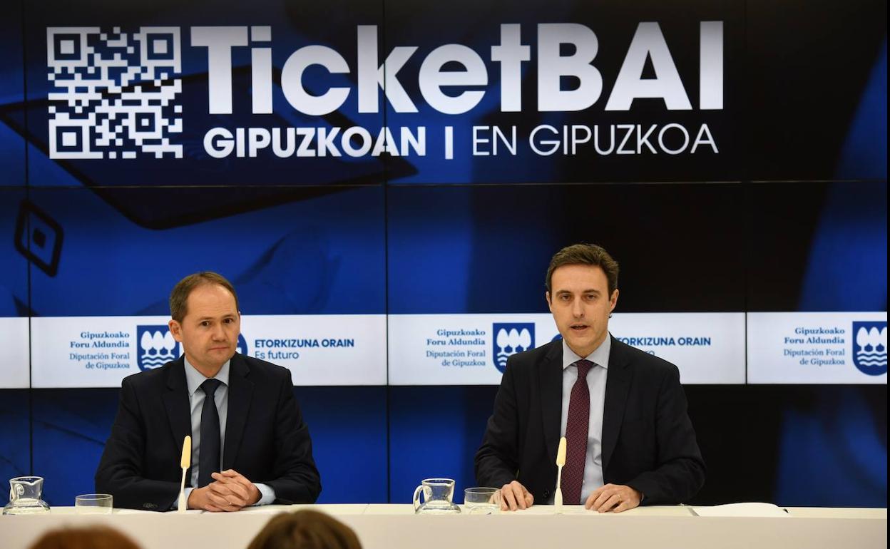 Jokin Perona y Jabier Larrañaga, responsables de la Diputación foral, el día de la presentación del proyecto. 