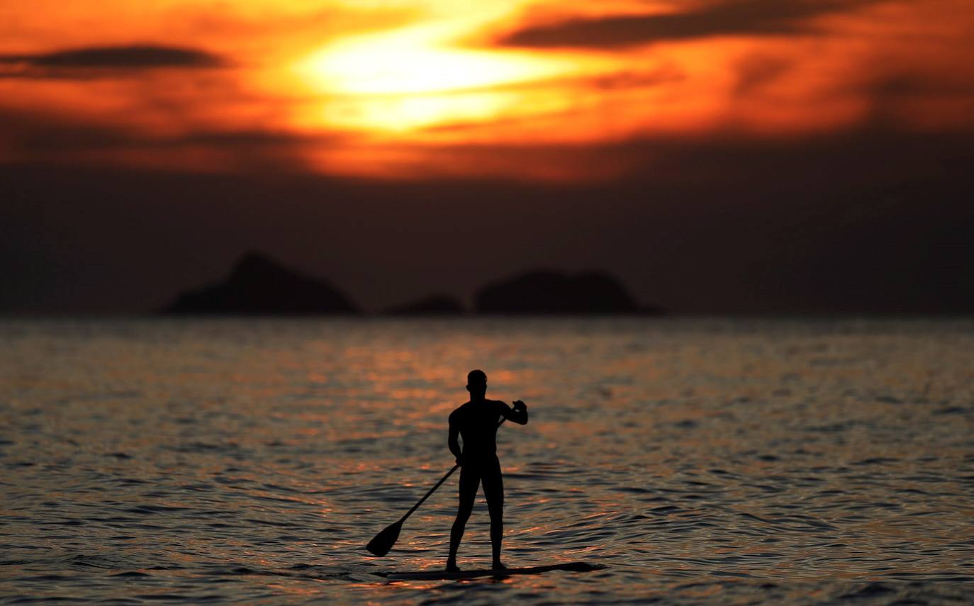 Las playas de Río de Janeiro fueron tomadas por miles de cariocas y turistas en vísperas del inicio del verano austral, lo que encendió las alertas de los especialistas ante la posibilidad de que tales aglomeraciones agraven la pandemia de la covid en esta ciudad brasileña.