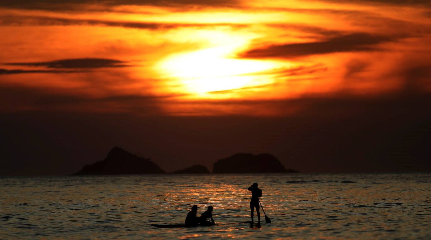 Las playas de Río de Janeiro fueron tomadas por miles de cariocas y turistas en vísperas del inicio del verano austral, lo que encendió las alertas de los especialistas ante la posibilidad de que tales aglomeraciones agraven la pandemia de la covid en esta ciudad brasileña.