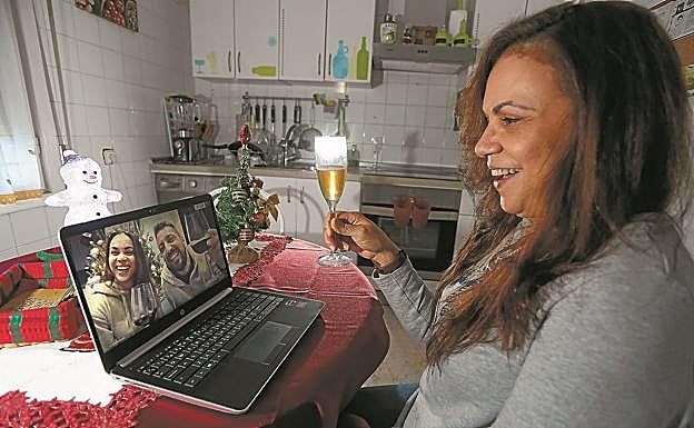 Gisselle Torrenegra y Koldo Tobías brindan desde Shanghái conla madre de ella.