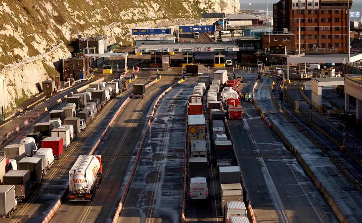 Colas de camiones de Dover durante la mañana de Nochebuena.