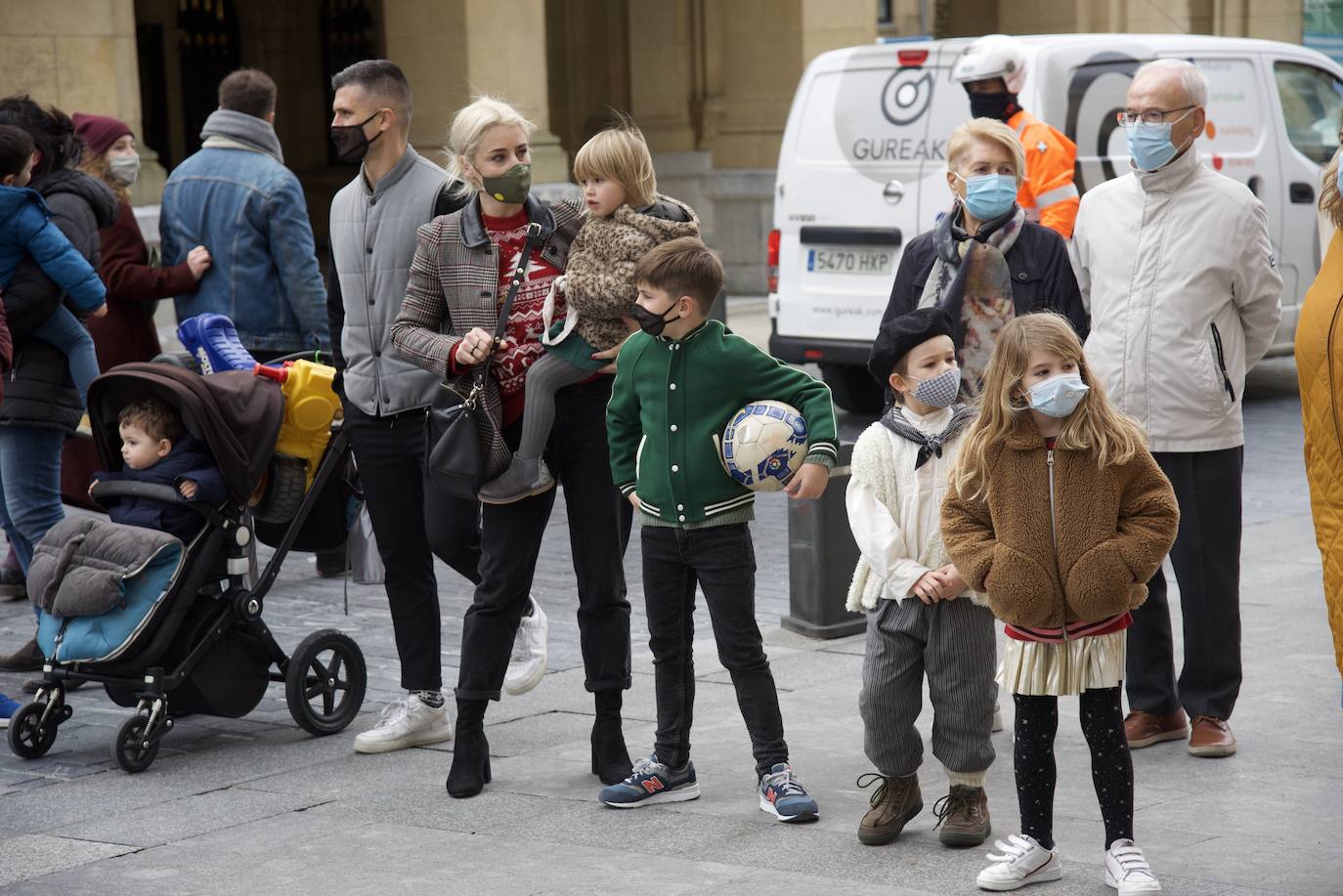 Fotos: Olentzero y Mari Domingi reparten ilusión en Donostia