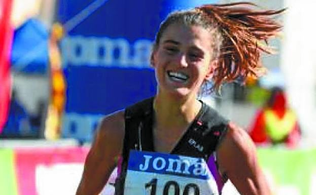Sara Alonso cruza la meta en primer lugar en el estatal de trail running de Ibiza.