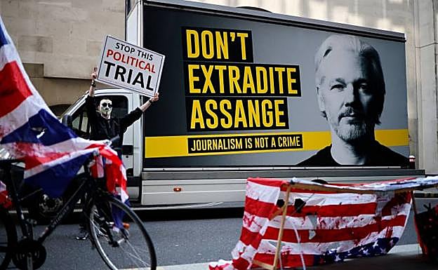 Manifestación en Londres durante el juicio con Julian Assange pidiendo su puesta en libertad y su no entrega a Estados Unidos. 