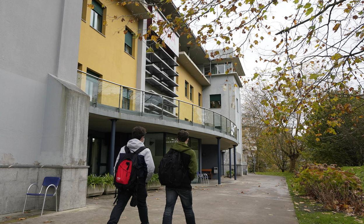 Exterior de la residencia Julián Rezola en Donostia.