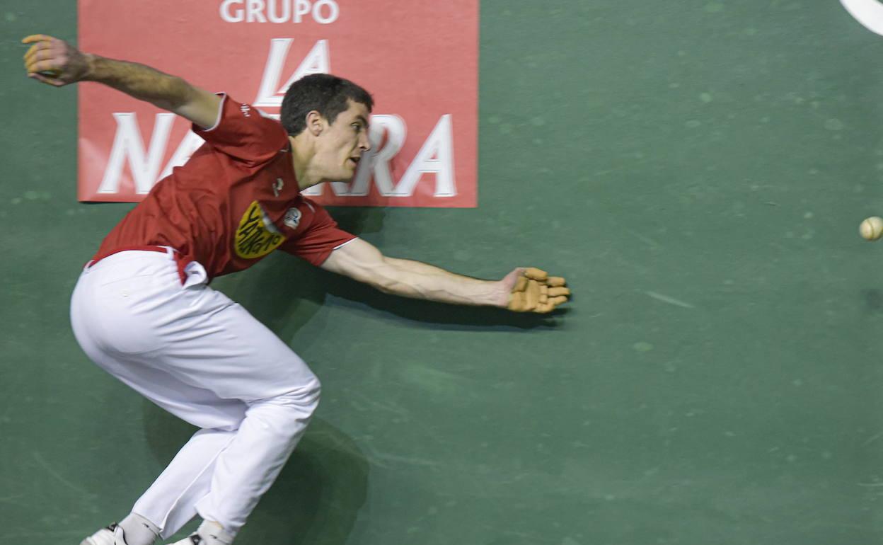Beñat Rezusta devuelve una pelota en la pared izquierda. 