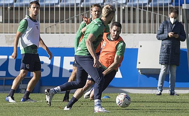 La plantilla de la Real Sociedad vuelve al trabajo tras tres días, a la espera de Oyarzabal, Zaldua, Januzaj y Moyá 