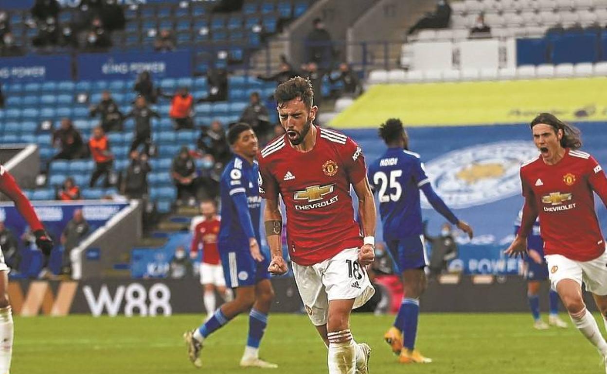 Bruno Fernandes celebra el gol en el campo del Leicester. 