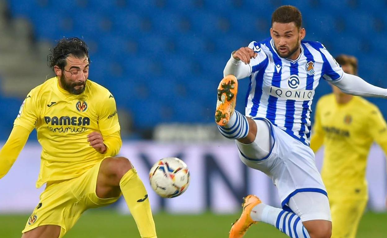 Willian José disputa un balón con Albiol en el encuentro de este año ante el Villarreal.