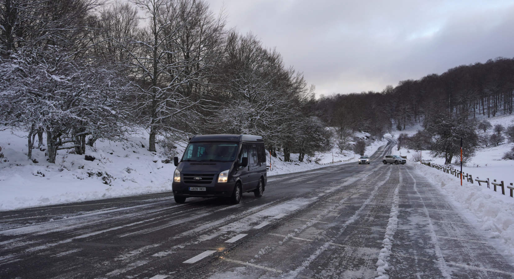 También durante todo el lunes se establecerá el aviso amarillo por nieve, ya que se espera que de madrugada la cota de nieve baje de los 1.000 a los 700 o los 800 meros, auque ocasionalmente puede llegar a 600 metros en áreas de tormenta. A partir del mediodía la cota de nieve podría situarse en el entorno de 800 a 1.000 metros.