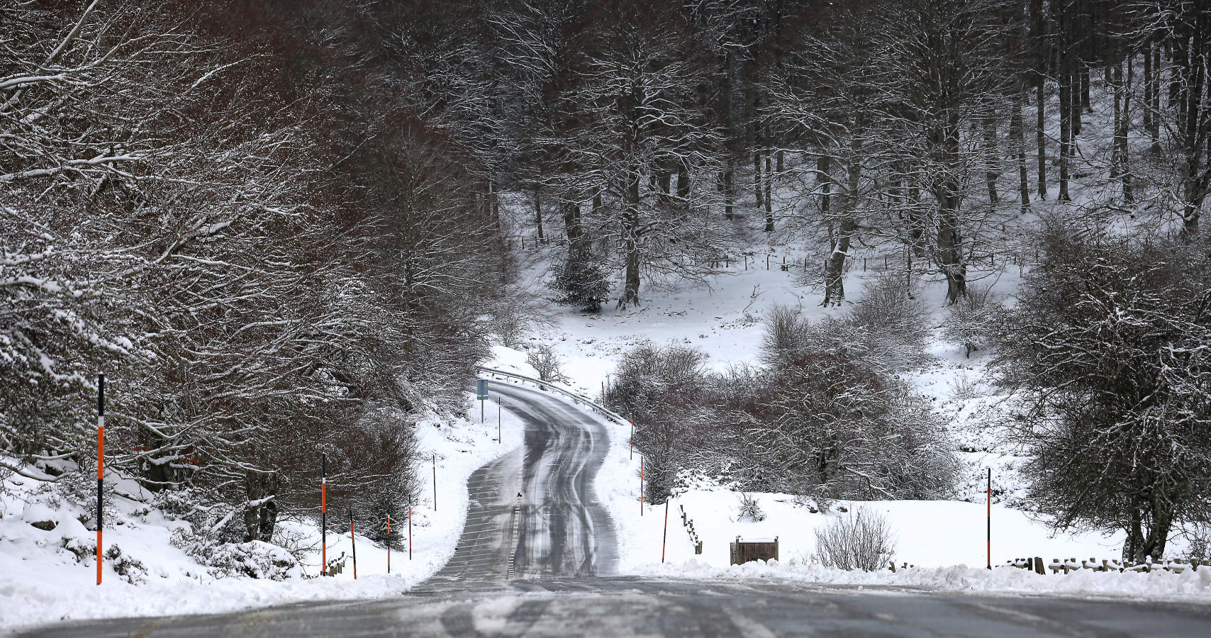 También durante todo el lunes se establecerá el aviso amarillo por nieve, ya que se espera que de madrugada la cota de nieve baje de los 1.000 a los 700 o los 800 meros, auque ocasionalmente puede llegar a 600 metros en áreas de tormenta. A partir del mediodía la cota de nieve podría situarse en el entorno de 800 a 1.000 metros.