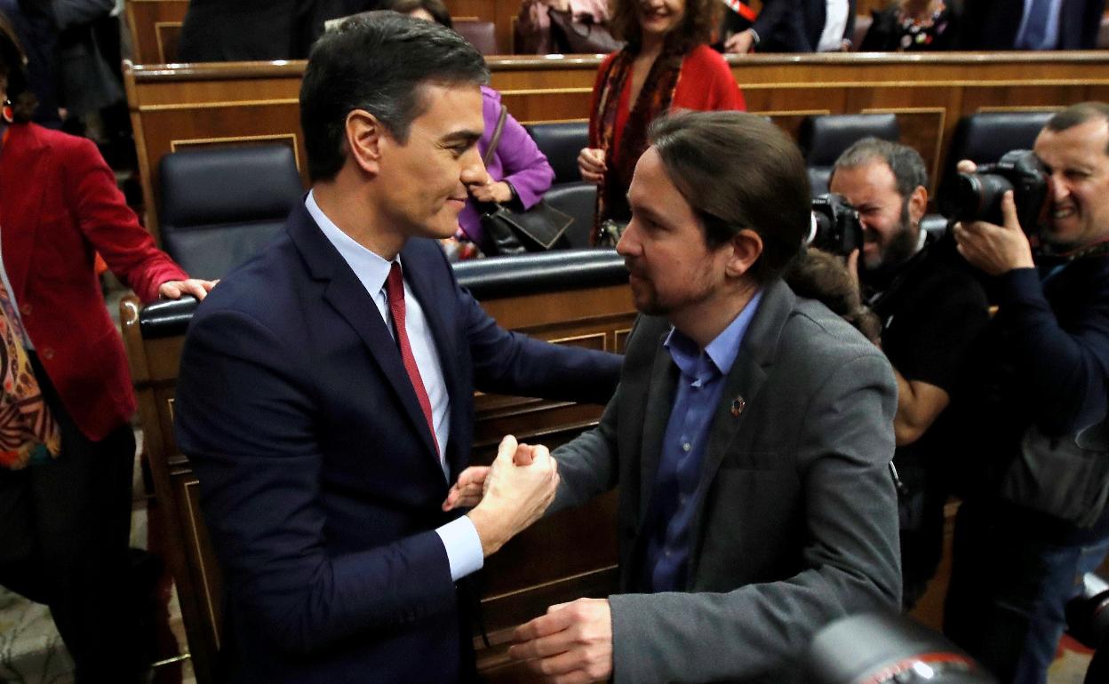 Iglesias felicita a Sánchez tras su investidura en enero pasado. 