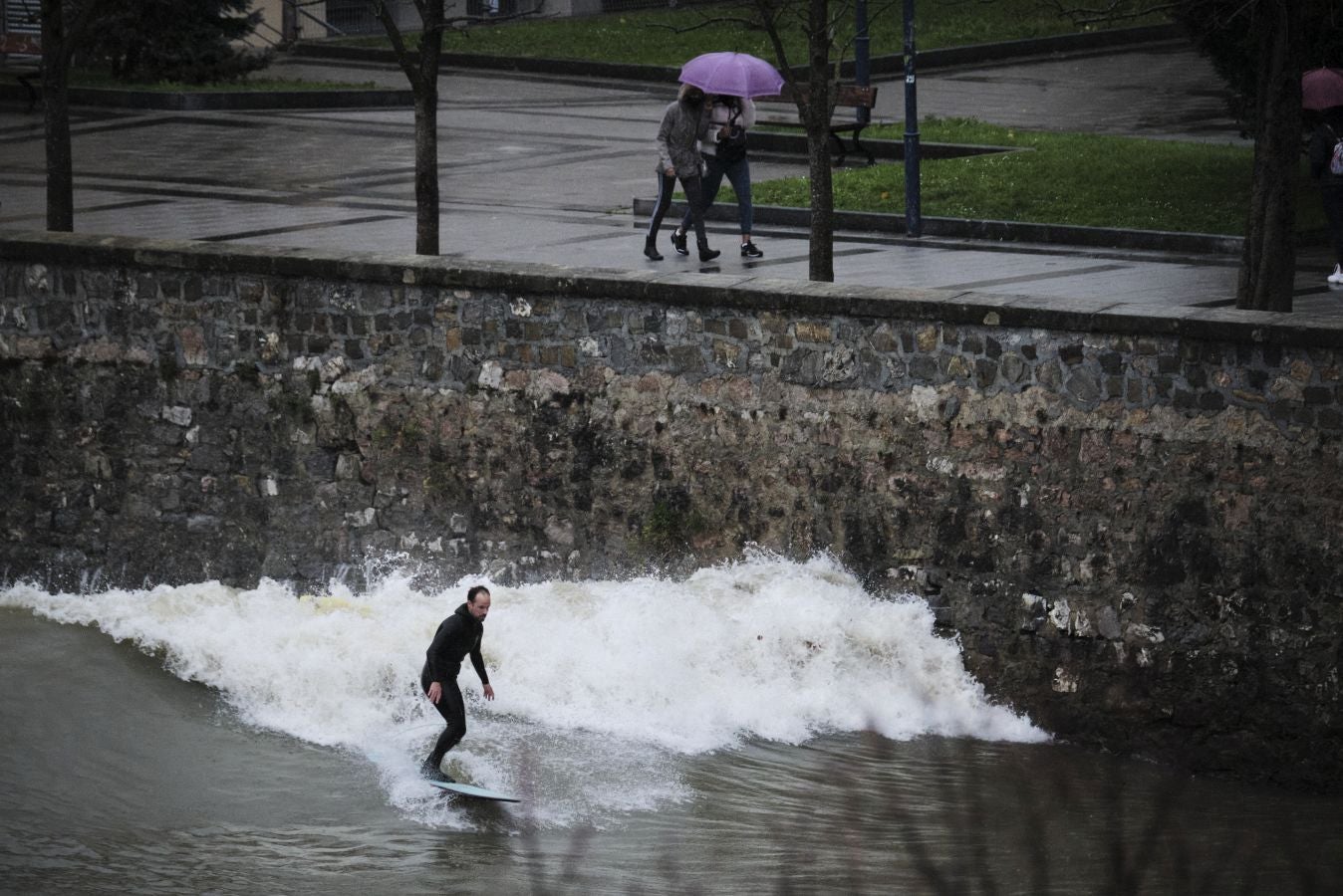 San Sebastián. Surf en el Urumea