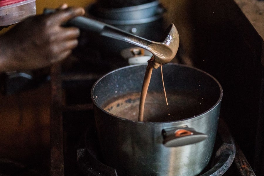 Aunque pequeño frente a los gigantes de América del Sur, Haití está desarrollando lentamente su industria del cacao para garantizar mejores ingresos a miles de agricultores modestos y acabar con el estereotipo del arte gastronómico conocido como el dominio de los países ricos. 
