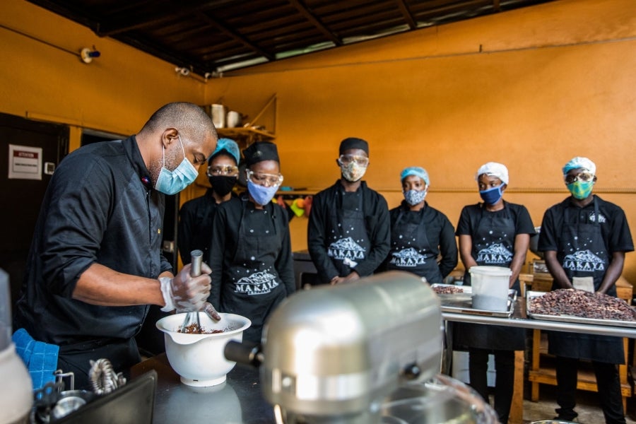Aunque pequeño frente a los gigantes de América del Sur, Haití está desarrollando lentamente su industria del cacao para garantizar mejores ingresos a miles de agricultores modestos y acabar con el estereotipo del arte gastronómico conocido como el dominio de los países ricos. 