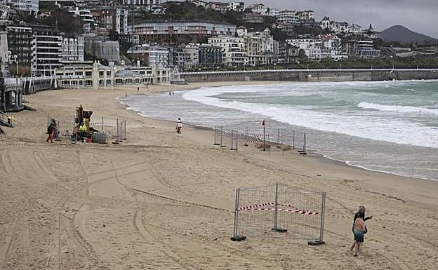 Catas en la playa de La Concha por las obras del Topo. 