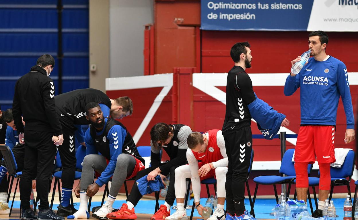 Span (semitapado), Radoncic (de espaldas), Okouo, Motos, Dee, Faggiano y Tomàs durante un entrenamiento en Illunbe.