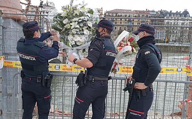 Un momento del homenaje en la zona del accidente. 