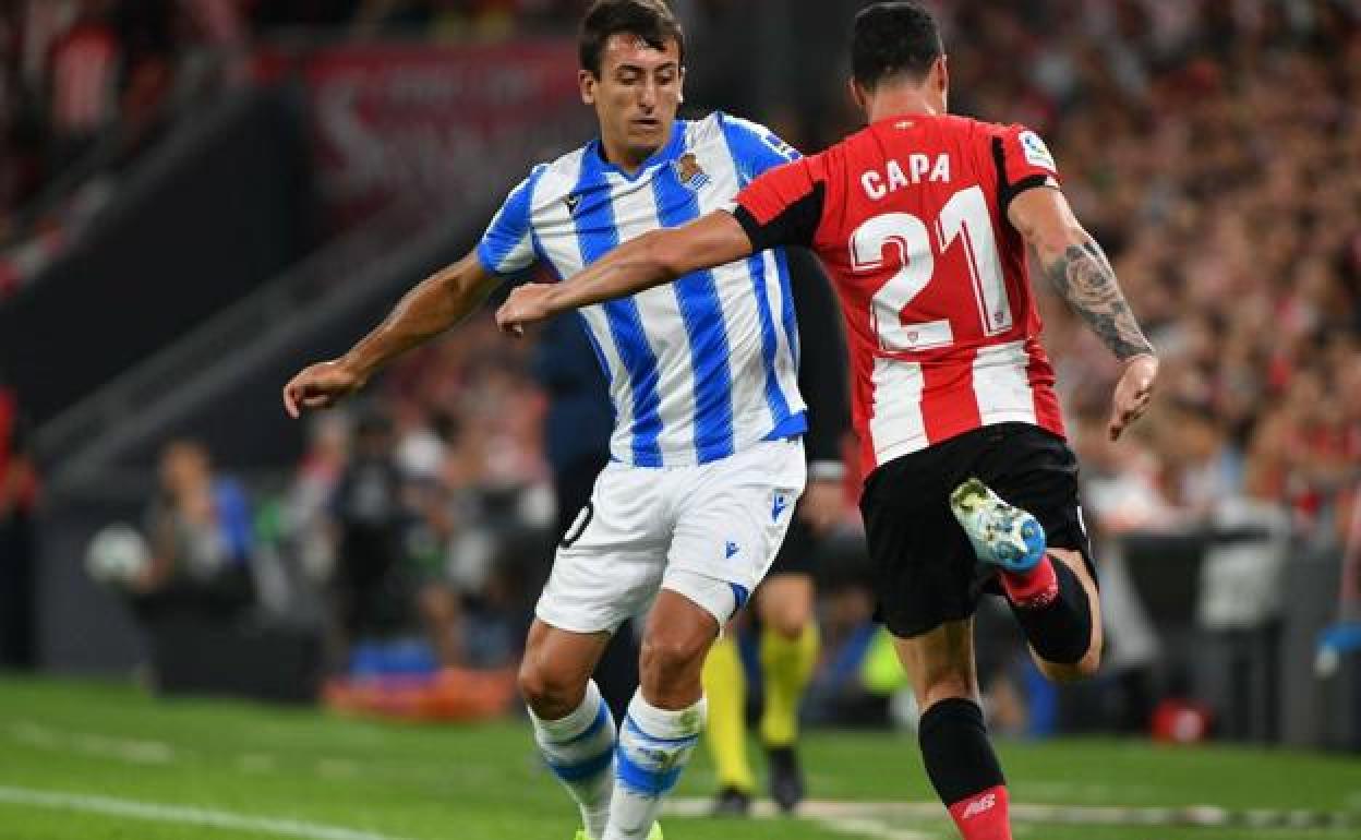 Oyarzabal y Capa pugnan por un balón en un derbi reciente entre Real Sociedad y Athletic. 