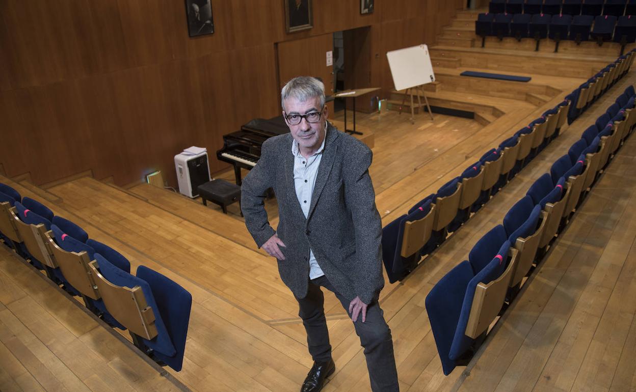 José Antonio Sainz Alfaro, director de la formación desde 1987, en la sede del Orfeón Donostiarra.