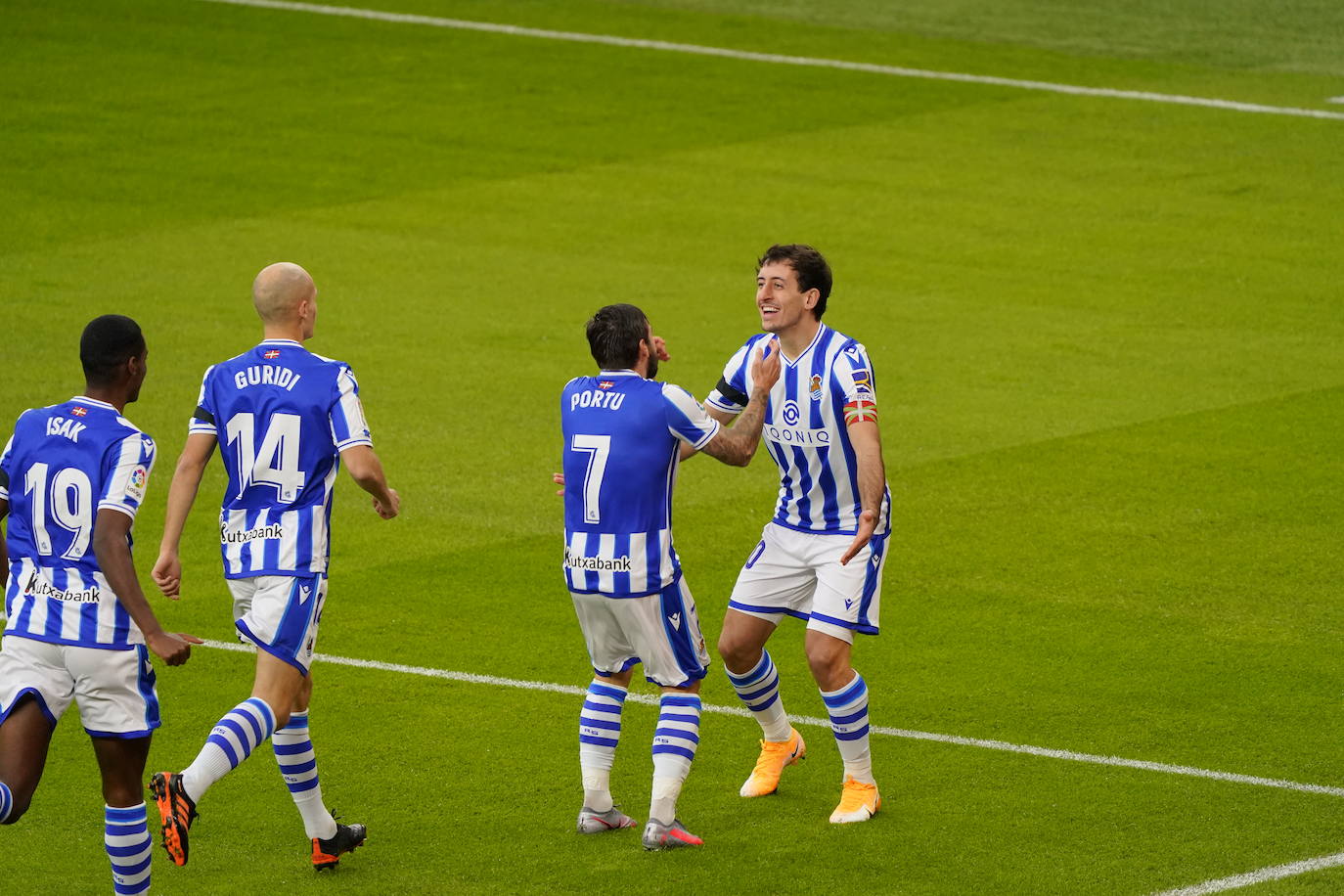 La Real se llevó con justicia el derbi vasco en San Mamés.