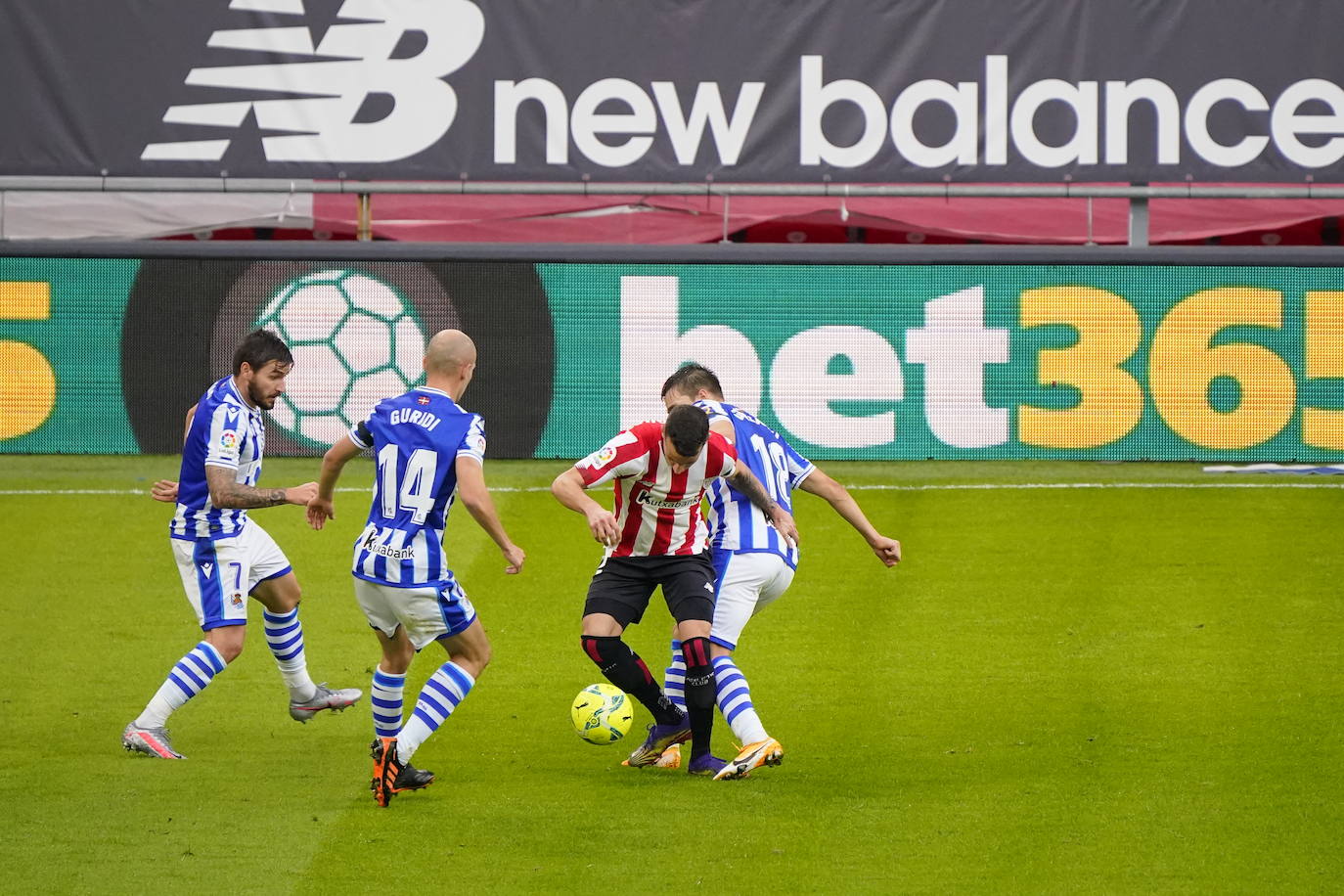 La Real se llevó con justicia el derbi vasco en San Mamés.