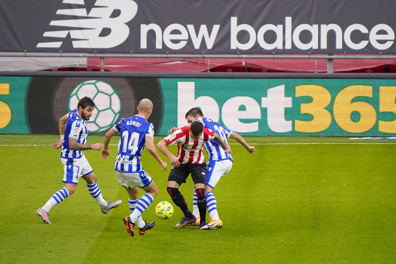La Real se llevó con justicia el derbi vasco en San Mamés.