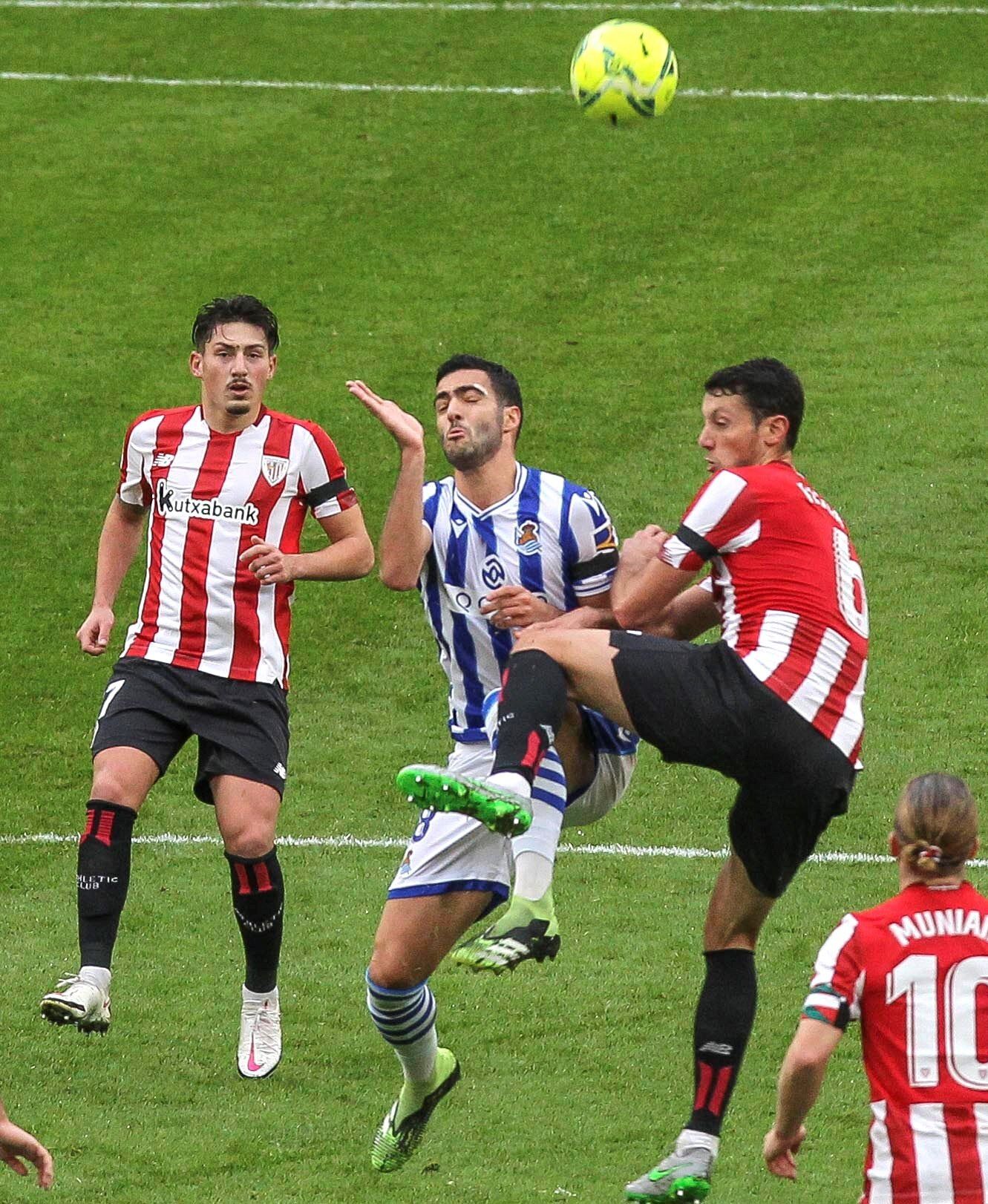 La Real se llevó con justicia el derbi vasco en San Mamés.
