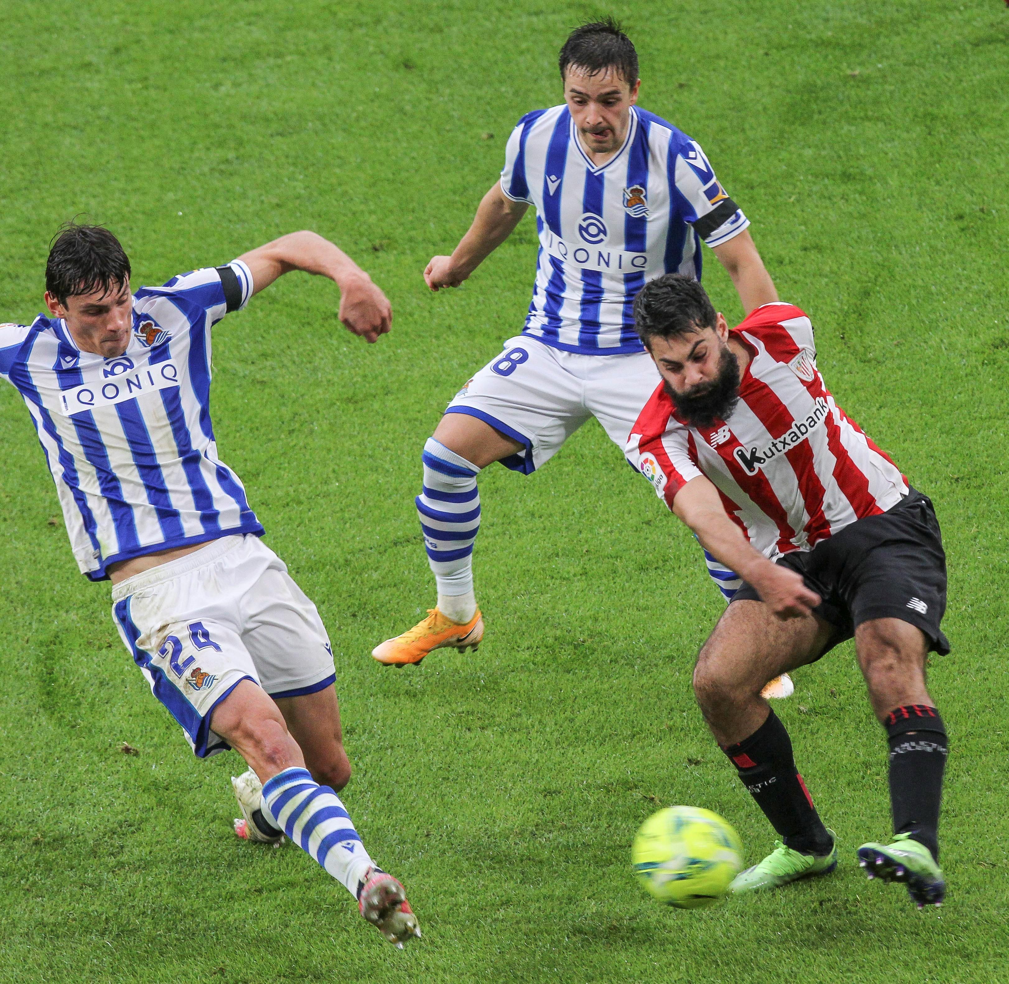 La Real se llevó con justicia el derbi vasco en San Mamés.