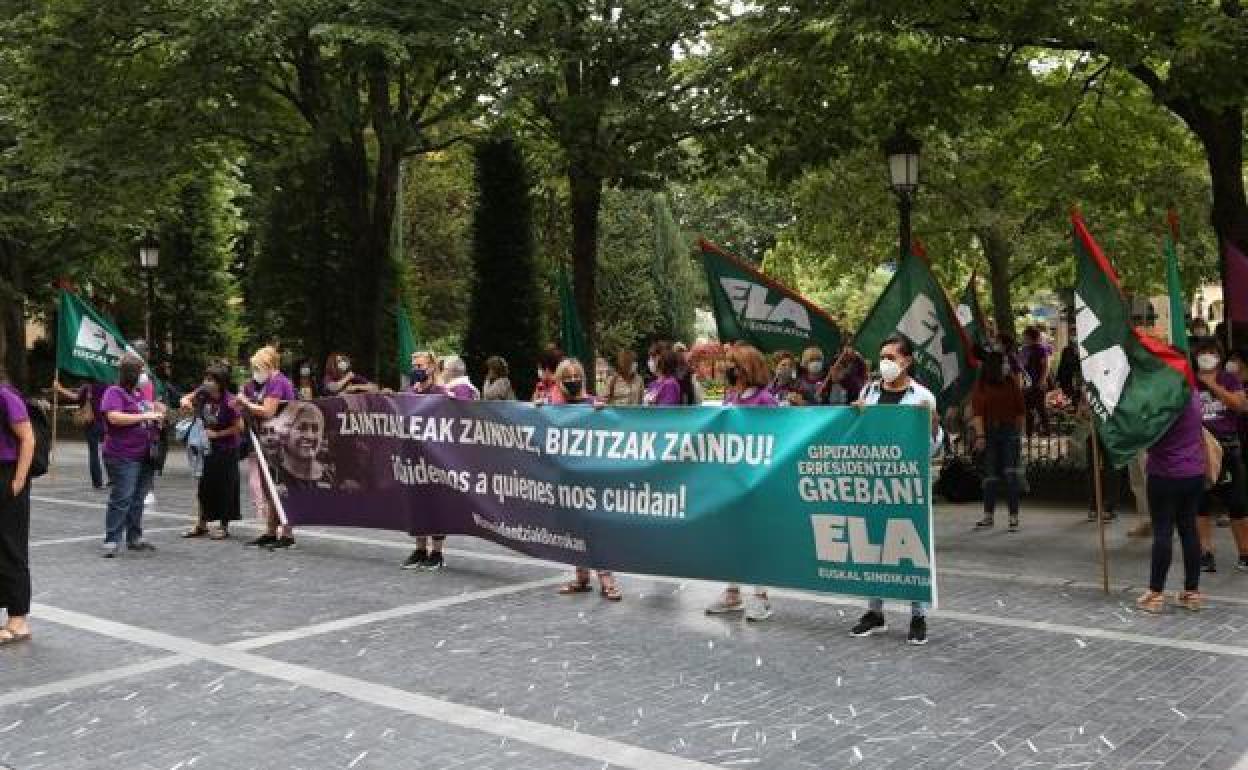 ELA protesta ante la Diputación de Gipuzkoa en una imagen del pasado 17 de julio. 