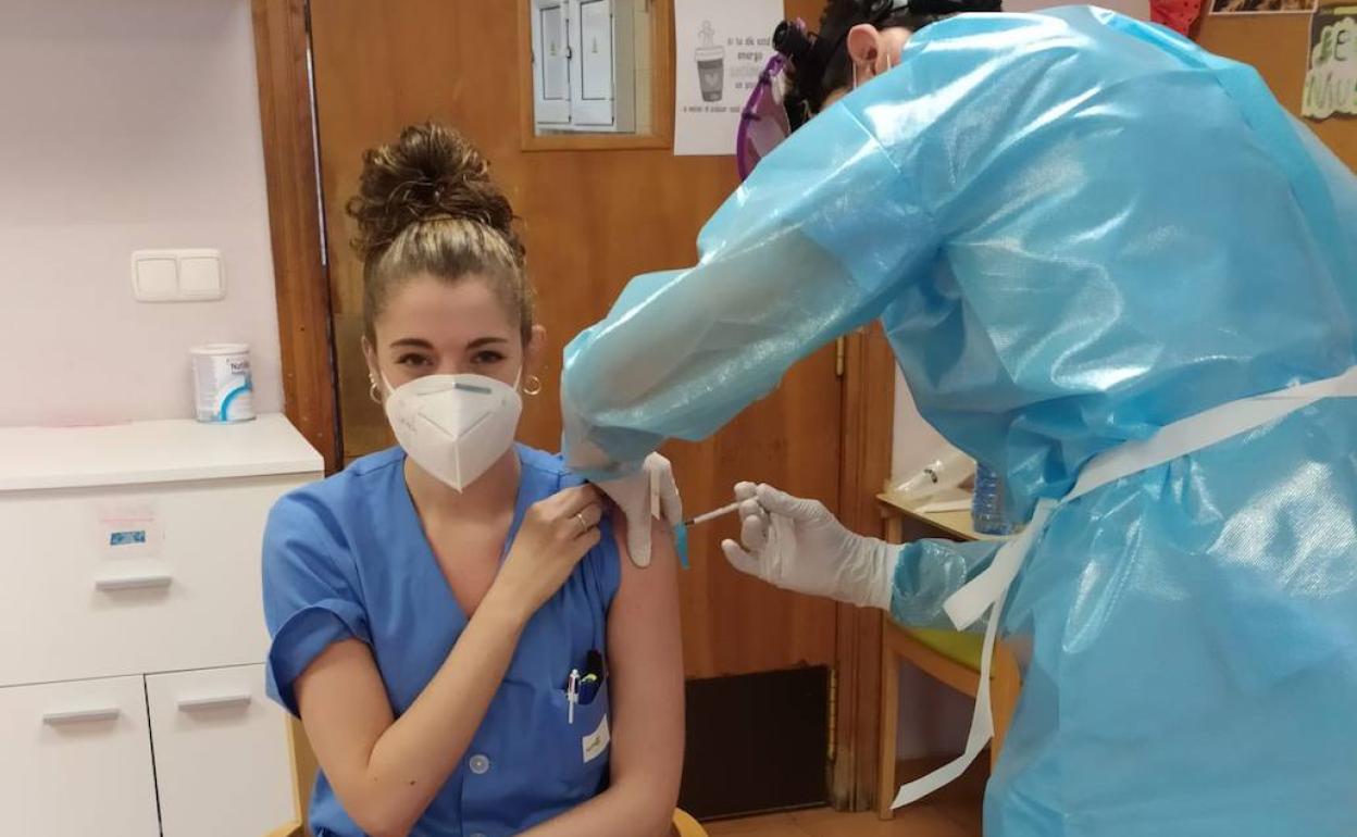 Cristina Rodríguez en el momento en el que le administraron la vacuna.